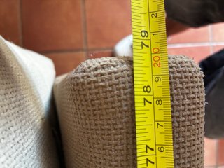 Sofá de tela beige y marrón