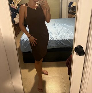 Vestido marrón con detalles dorados
