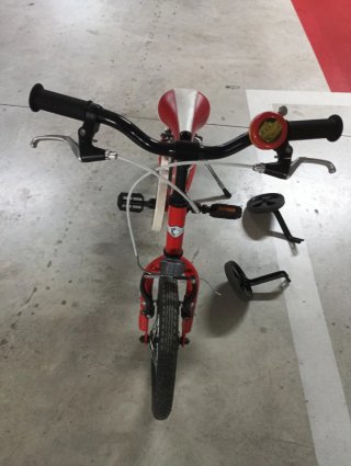 Bicicleta infantil roja con ruedines