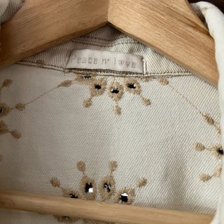 Cazadora beige bordada