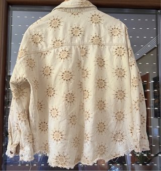 Cazadora beige bordada