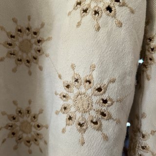 Cazadora beige bordada