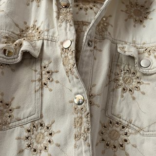 Cazadora beige bordada