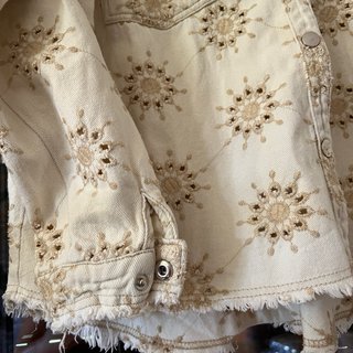 Cazadora beige bordada