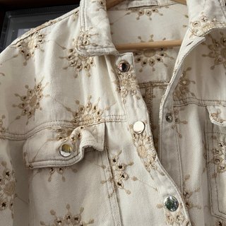 Cazadora beige bordada