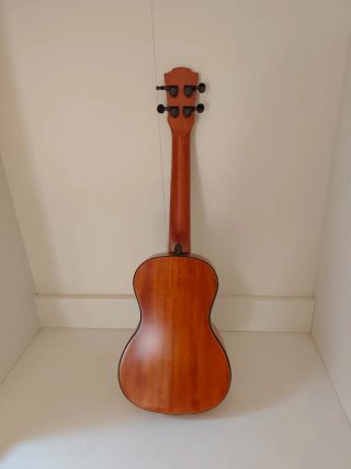 Ukelele LAG 77