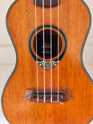 Ukelele LAG 77