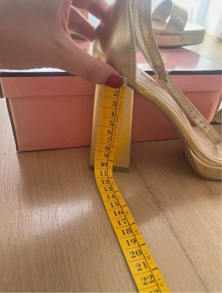 Tacones dorados Stephane Talla 39