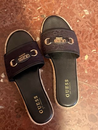 Sandalias Guess negras con detalle dorado