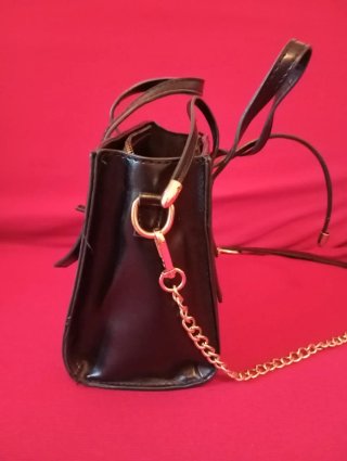 Borsetta nera con portafoglio e tracolla