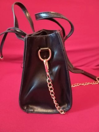 Borsetta nera con portafoglio e tracolla