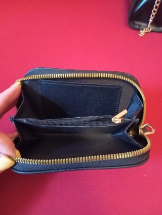 Borsetta nera con portafoglio e tracolla