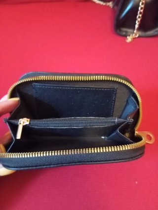 Borsetta nera con portafoglio e tracolla