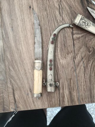 Daga antigua con funda decorada