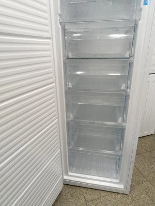 Congelador vertical Indesit 1.85x60cm