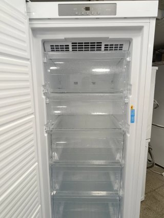 Congelador vertical Indesit 1.85x60cm