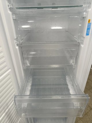 Congelador vertical Indesit 1.85x60cm