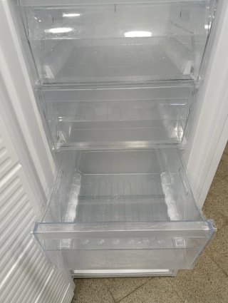 Congelador vertical Indesit 1.85x60cm