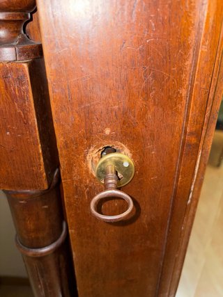 Armario antiguo de madera con espejo