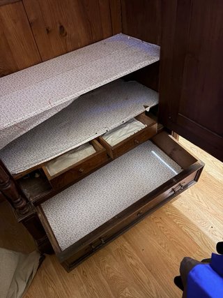Armario antiguo de madera con espejo