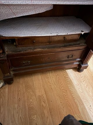 Armario antiguo de madera con espejo
