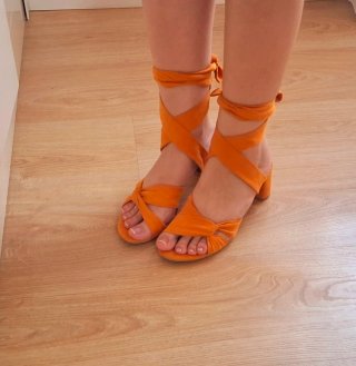 Sandalias H&M atadas al tobillo
