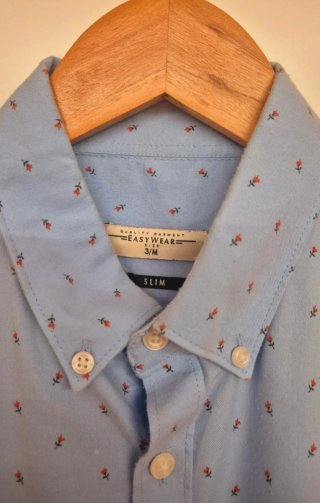 Camisa azul claro con flores