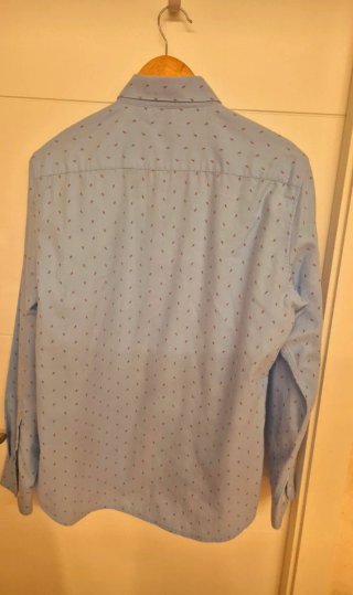 Camisa azul claro con flores