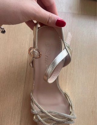 Tacones dorados con pedrería Talla 38