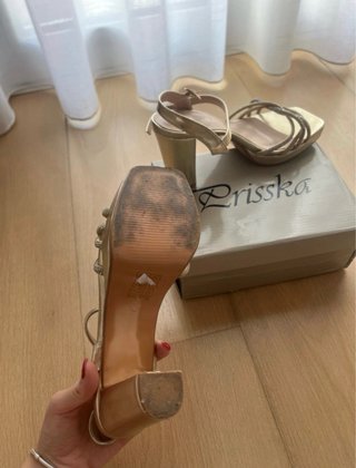 Tacones dorados con pedrería Talla 38