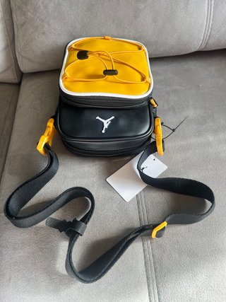 Bandolera Jordan Negra y Amarilla Nueva
