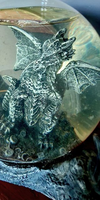 Bola de Cristal con Dragón Gótico