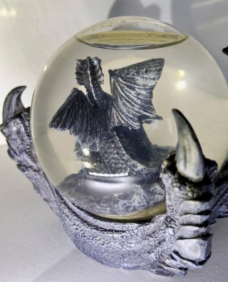 Bola de Cristal con Dragón Gótico