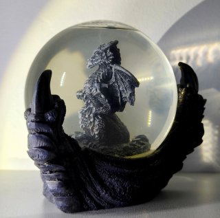 Bola de Cristal con Dragón Gótico