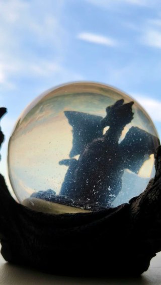 Bola de Cristal con Dragón Gótico