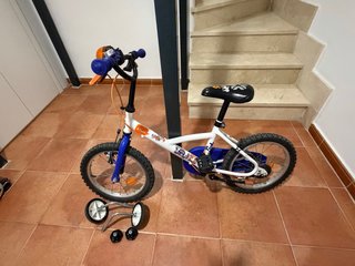 Bicicleta infantil blanca y azul