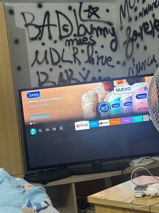 Televisión LG Negra y Marrón