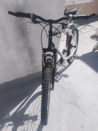 Bicicleta Decathlon 26 Negra/Blanca