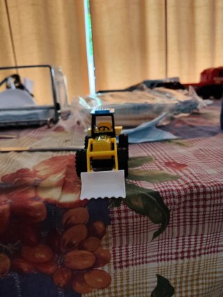 Tractor de juguete amarillo