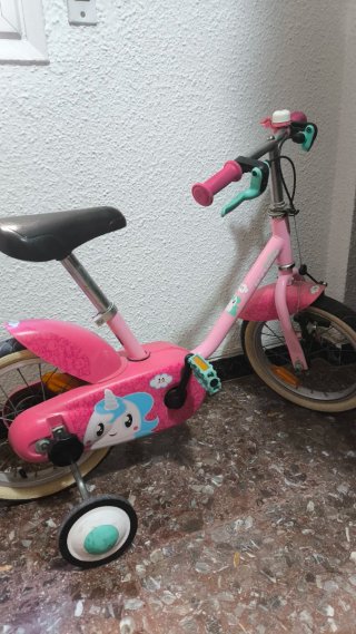 Bicicleta infantil rosa con ruedines