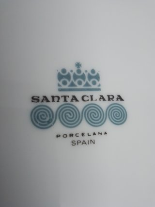 Olla y platos de porcelana dorada