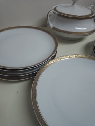 Olla y platos de porcelana dorada