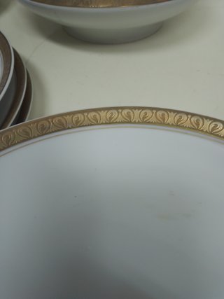 Olla y platos de porcelana dorada