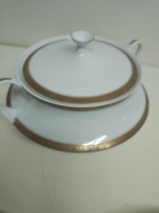 Olla y platos de porcelana dorada