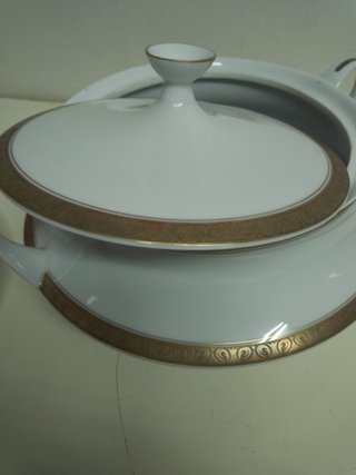 Olla y platos de porcelana dorada