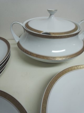 Olla y platos de porcelana dorada