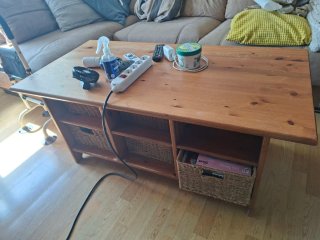 Mesa de centro de madera con cestas