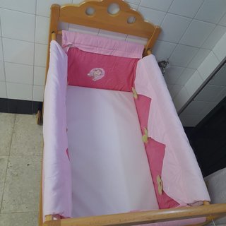Mini cuna de madera con ruedas