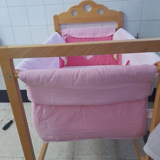 Mini cuna de madera con ruedas