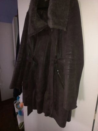 Abrigo largo marrón con cuello de pelo